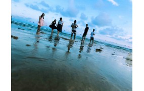 希立：海邊合影