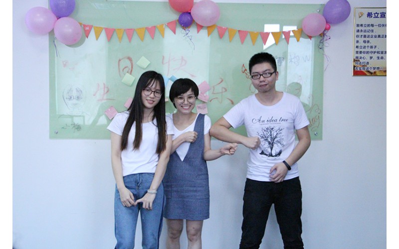 希立科技：壽星合影